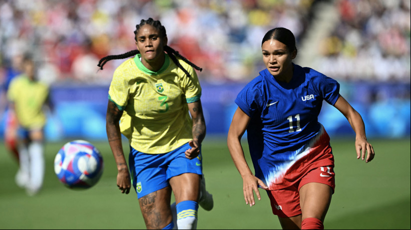 Tarciane e Sophia Smith disputam lance no jogo Brasil x EUA pela final do futebol feminino das Olimpíadas de Paris 