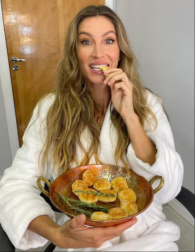 Gisele Bündchen - A supermodelo internacional, gaúcha, segue uma dieta de vegetais e cereais. Seu ex-marido Tom Brady, astro do futebol americano, seguia a mesma toada. Porém, Gisele já confessou que adora pão de queijo (e pela regra vegana, não vale consumir derivado de produto animal, no caso o leite). Então... trata-se de uma vegana que às vezes rompe a norma caindo na tentação.