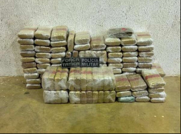 Mais de 135 quilos de maconha, dividida em três caixotes, foram apreendidas dentro de caminhão 