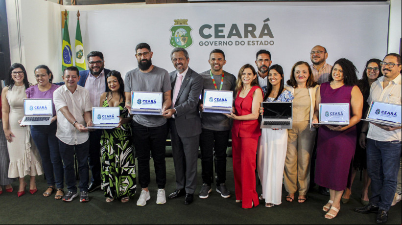 Profissinoais receberam equipamentos pelo governador Elmano de Freitas em evento no Palácio da Abolição, em Fortaleza