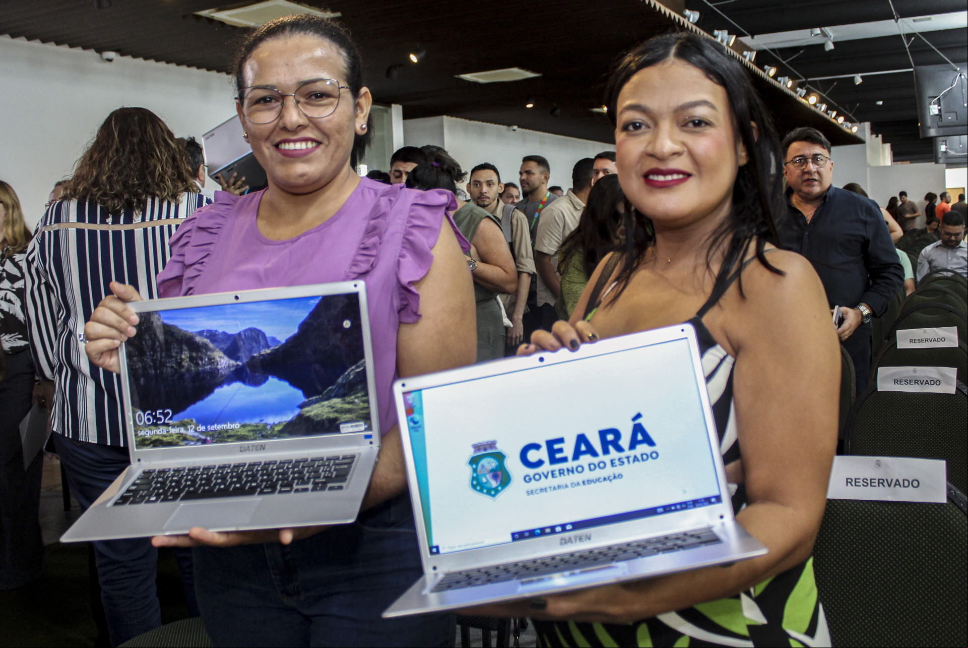 FORTALEZA, CE, BRASIL, 20-08-2024 - Entrega de notebooks para professores da rede do estado (foto: Matheus Souza/Especial para O povo)