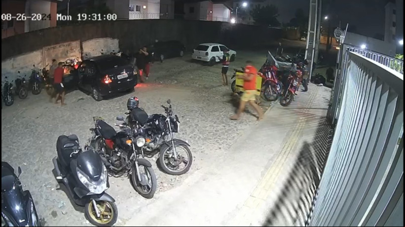Câmera de segurança flagrou momento em que casal é executado na Maraponga