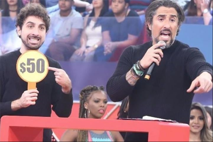 No final de 2009, assinou contrato com a Record e, em abril de 2010, estreou no comando do programa Legendários. Dois anos depois, apresentou o Ídolos, que revelava jovens talentos da música na mesma emissora.