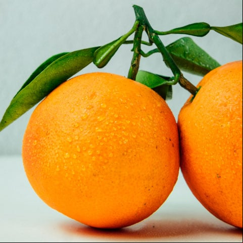 Laranja e maçã - Todas as frutas são ótimas fontes, porém a laranja e a maçã têm destaque por fornecerem ácido fólico, menos associado a sintomas depressivos. A laranja também tem vitamina C, garantindo energia e combatendo o estresse.