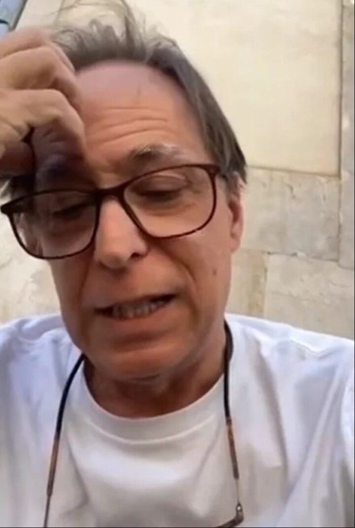 Em maio de 2023, o ator relatou no Instagram que foi expulso do Consulado do Brasil em Lisboa, Portugal. Ele se queixou com veemência do tratamento recebido, declarando ter sido humilhado no local pelo vice-cônsul.