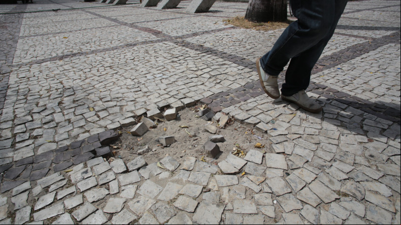 Praça do Ferreira apresenta problemas estruturais, como buracos no piso, bancos quebrados e lixo espalhado