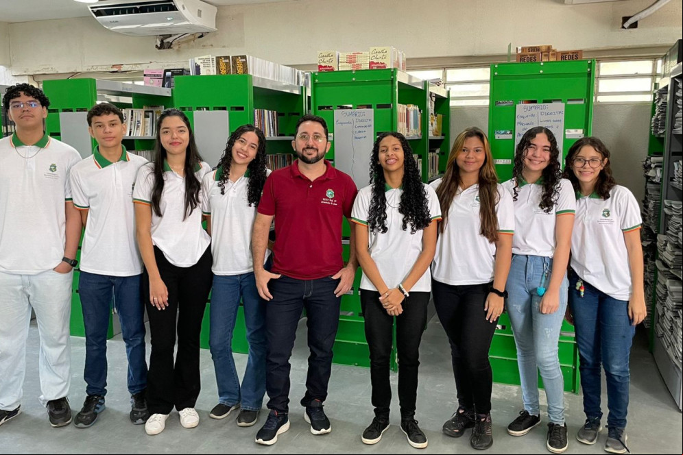 Oito alunos e professor coordenador de escola cearense que produziu o E-Vision Oito alunos e professor coordenador de escola cearense que produziu o E-Vision