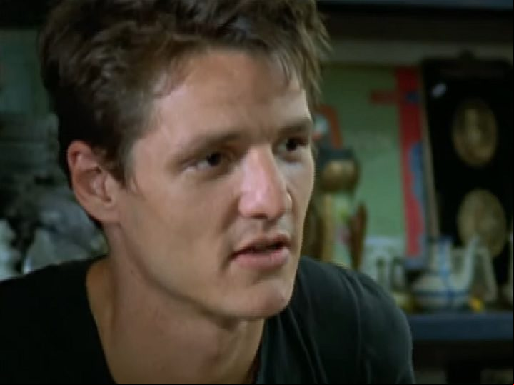 Ao longo de sua infância e início da adolescência, Pedro Pascal competiu em natação, mas deixou o esporte quando se mudou para a Califórnia e descobriu seu interesse pelas artes.