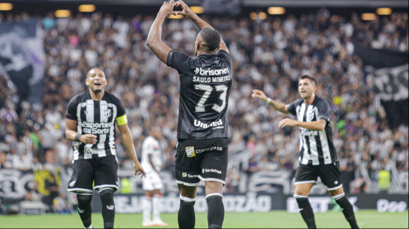 Atacante Saulo Mineiro comemora gol no jogo Ceará x Botafogo-SP, no Castelão, pelo Campeonato Brasileiro Série B 2024