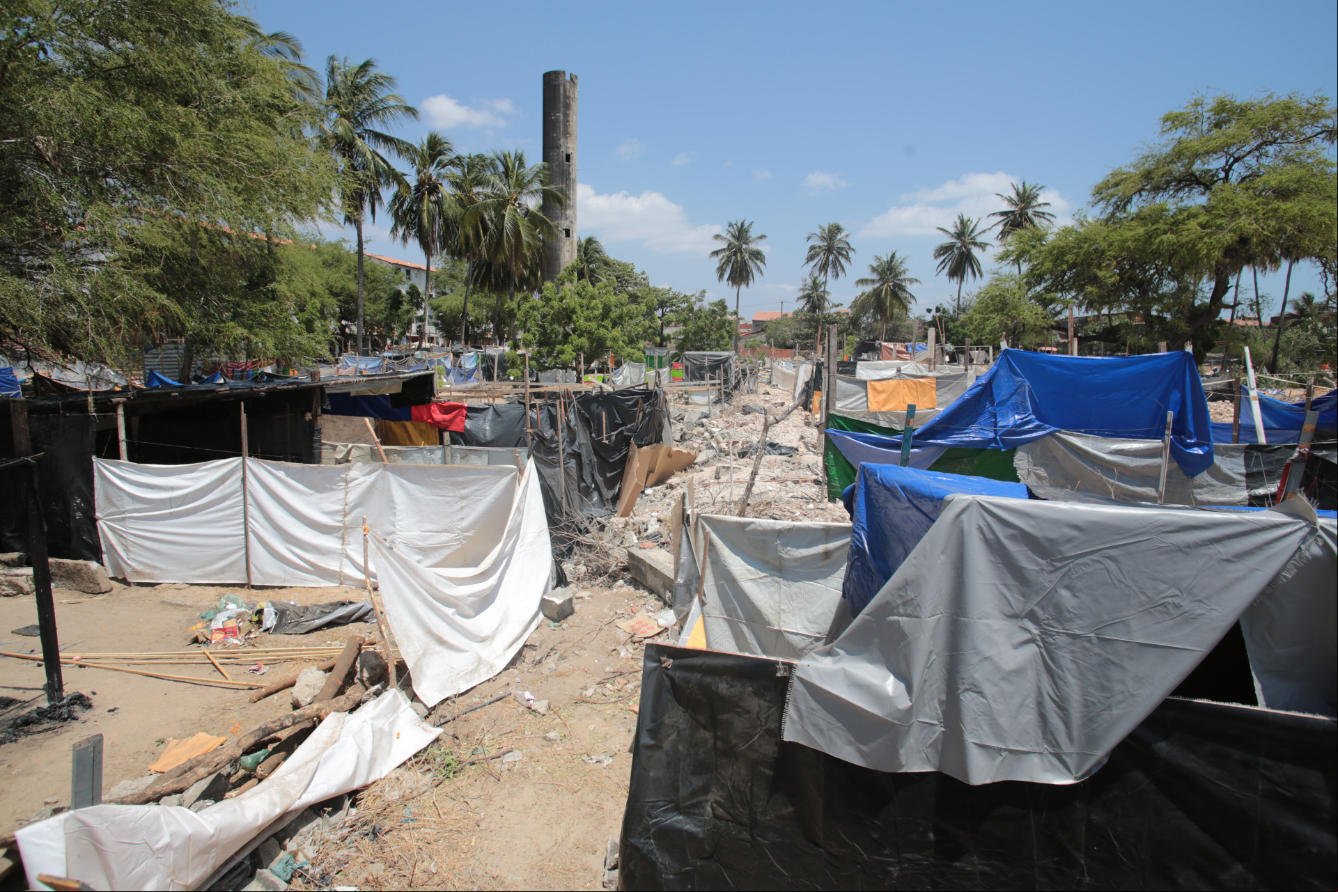 FORTALEZA-CE, BRASIL, 10-09-2024: Confronto entre ocupantes de um terreno e homens encapuzados no Pirambu. (foto: Fabio Lima/ OPOVO)