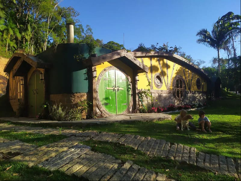 Um chalé em forma de Toca de Hobbit atrai curiosos em Pomerode, considerada uma das cidades mais bonitas de Santa Catarina. Localizada no Vale do Selke, a construção se inspira na obra