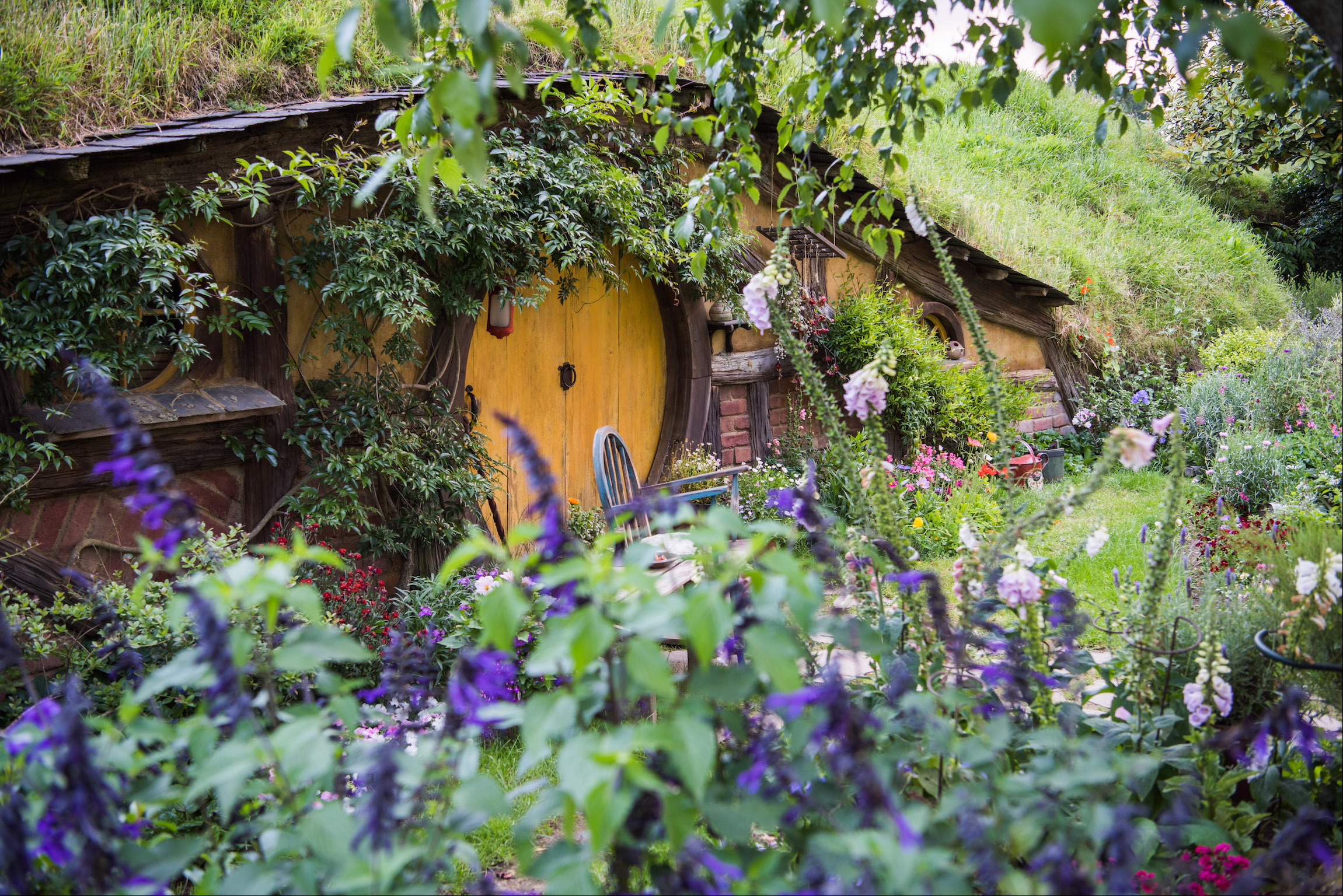Com o sucesso de Senhor dos Anéis e a realização de sequências - inclusive de filmes específicos sobre a saga dos Hobbits - a produção pediu para usar novamente a região como cenário. Mas, aí, os donos do terreno exigiram que o cenário fosse definitivo, para servir de atração turística.