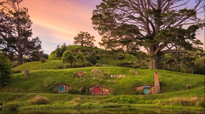 Curiosamente, um dos cenários usados nas filmagens de O Senhor dos Anéis existe de verdade. O lugarejo de Hobbiton fica na Nova Zelândia e, no começo, era apenas um local onde a produção erguia fachadas para o filme, que eram desmontadas em seguida.