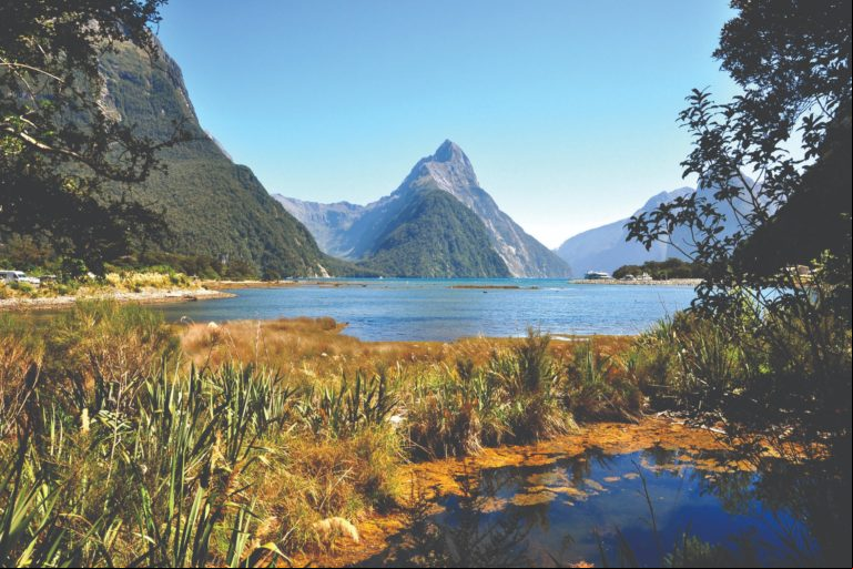 A Nova Zelândia, onde ficam as Tocas de hobbit, é um país na Oceania, com notável isolamento (fica a 2 mil km da Austrália) e famoso por sua paisagem única, com colinas, grandes rochedos, lagos e praias espetaculares.