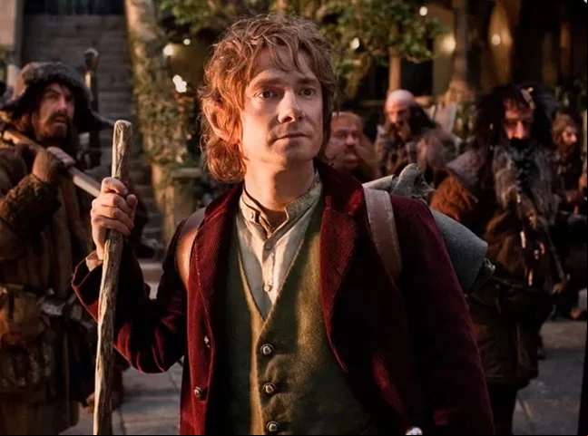 Em 2012, foi lançado O Hobbit: Uma Jornada Inesperada. Bilbo Bolseiro (Martin Freeman), que vive uma vida pacata no condado, recebe a visita do mago Gandalf, o cinzento (Ian McKellen), que lhe promete uma aventura como nunca antes vista.