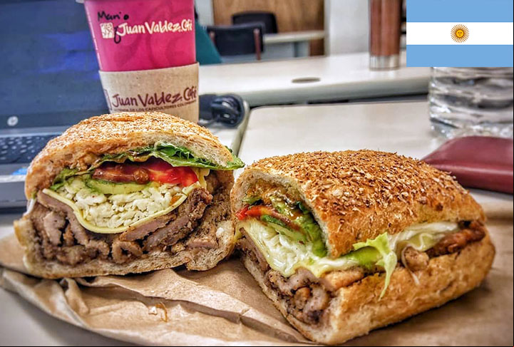 Quem gosta de sanduíches também pode levar num saquinho plástico. Os melhores são aqueles que são fáceis de manusear e comer, como sanduíches de peito de peru com queijo e vegetais em pão integral, ou wraps de frango com hummus e legumes