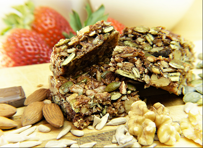 Barrinhas de férias também são uma opção. As melhores combinam fibras e proteínas, com baixo teor de açúcares adicionados. Exemplos: Barras de granola com nozes e sementes ou de aveia e frutas secas.