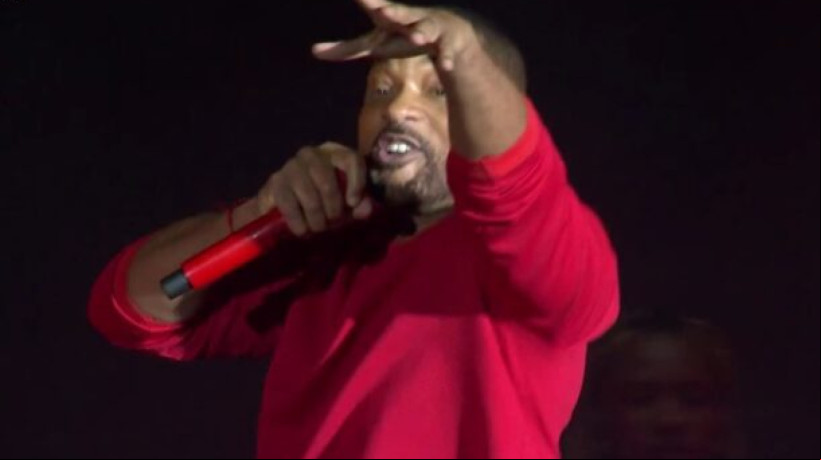 Atração do Rock in Rio na última quinta-feira (19), Will Smith recebeu a camisa do Flamengo das mãos do cantor Naldo Benny