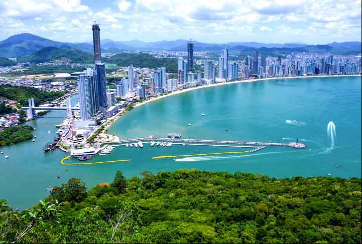 Balneário Camboriú tem 7 dos 10 maiores prédios do Brasil. Seus arranha-céus compõem a paisagem do cartão postal da cidade.