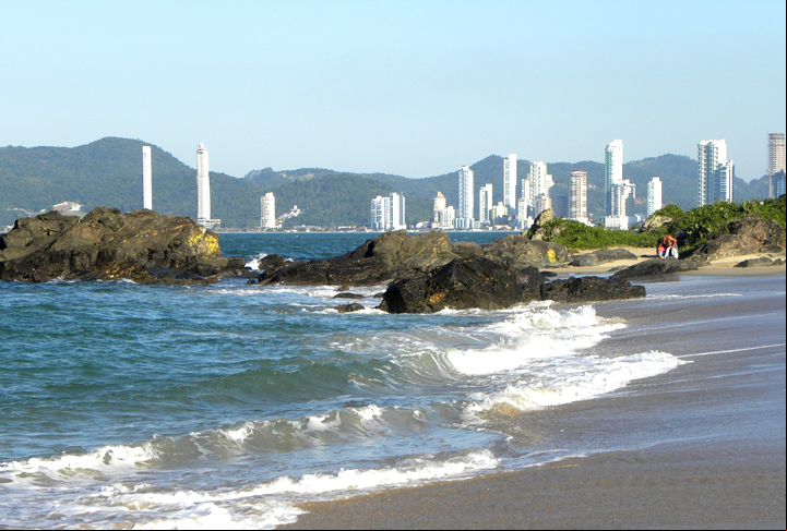 A localização de Balneário também ajuda a puxar o turismo. A cidade fica a 200 km de Curitiba, o que atrai os paranaenses. Já para capitais como Porto Alegre, São Paulo, Rio de Janeiro, Brasília e Belo Horizonte, as distâncias são significativas, mas de avião não a de duas horas de voo.