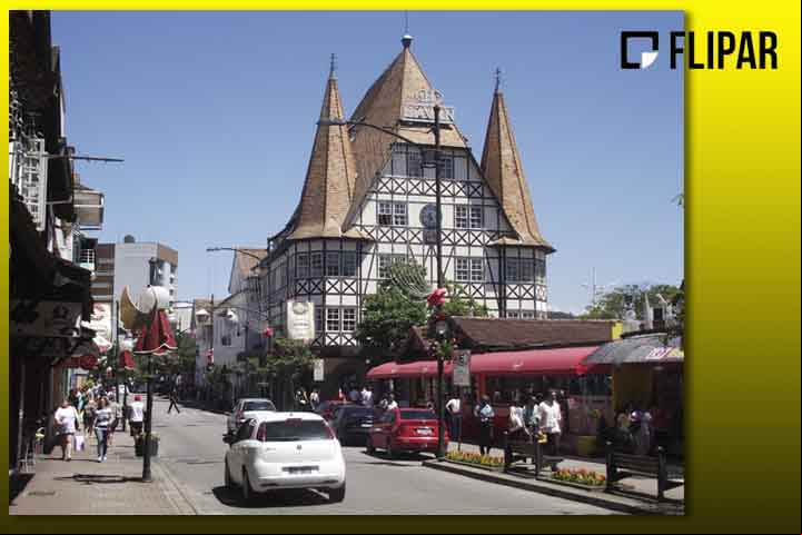Balneário fica a aproximadamente 40 km de Blumenau (foto), cidade que tem a tradicional Oktoberfest, festival de cerveja, cultura e alimentação alemã, em outubro. São milhares de turistas anualmente na região no período.