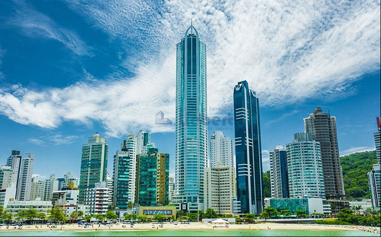 Em quinto lugar no Brasil, temos o Infinity Coast, com 234 metros. Ele começou a ser construído em 2013 - o que mostra que faz tempo que a cidade se planejou para chamar atenção pelos empreendimentos gigantescos. O edifício foi inaugurado em 2019. São 66 andares, com vista para a Praia Central.