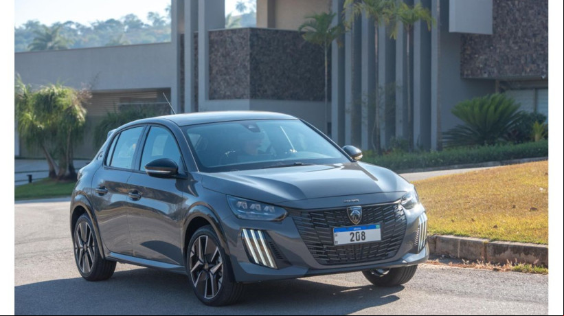 O novo Peugeot 208 chega ao mercado com preços sugeridos a partir de R$ 76.999. O hatchback é destaque em vendas da marca