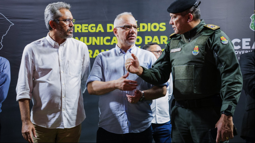 Elmano durante entrega equipamentos de radiocomunicação