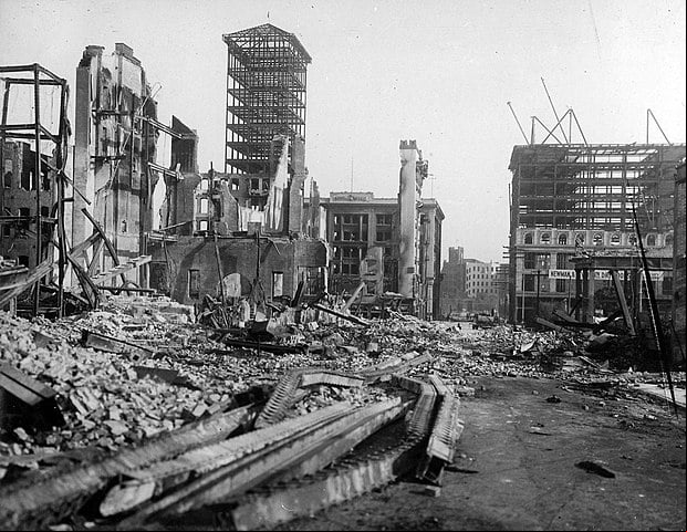 Outro local famoso por abalos sísmicos é San Francisco, nos EUA.
No dia 18/4/1906, há 118 anos, a cidade foi sacudida por um forte sismo com magnitude 8. Conhecido como O Grande Terremoto, foi o maior já registrado nos EUA, durou 1 minuto e meio, e deixou mais de 3 mil vítimas.