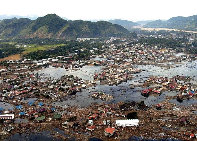 26/12/2004 - O terremoto de magnitude 9,1 atingiu a costa oeste da ilha de Sumatra, na Indonésia. Provocou um tsunami que atingiu 14 países do Sul da Ásia e do leste da África. A catástrofe deixou 230 mil mortos ou desaparecidos e 1,7 milhão de desabrigados.