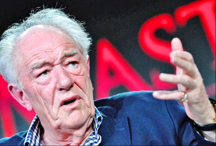 Gambon teve sólida carreira e recebeu a honraria do título de Sir pela então rainha Elizabeth II. Ele morreu em 28/9, aos 82 anos, após sofrer uma grave pneumonia.