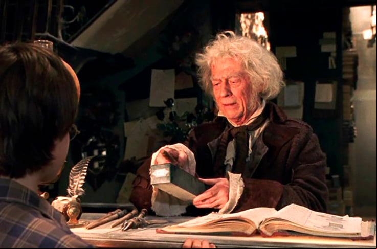 John Hurt - fez o papel de Olivaras, dono da loja de varinhas mágicas. Sua loja no Beco Diagonal é uma das mais importantes da série. Ele explica a Harry: A varinha é que escolhe o dono.