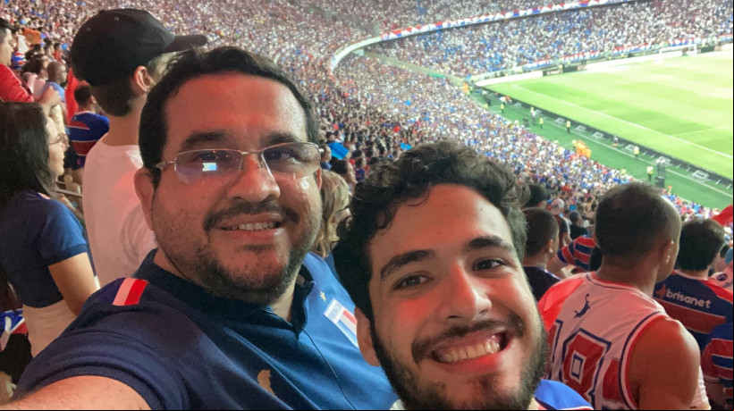 Marcus e João em um jogo do Fortaleza. Pai busca justiça pela morte do filho