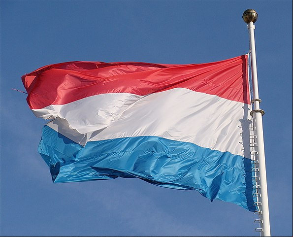 No topo da lista, Luxemburgo possuí o maior salário mínimo do mundo, fixado em 3.085 euros para profissionais qualificados com mais de 18 anos. Para trabalhadores de outras categorias, o salário é ajustado de acordo com a qualificação e idade, sendo 2.571 euros para os não qualificados adultos e diminuindo conforme a faixa etária.