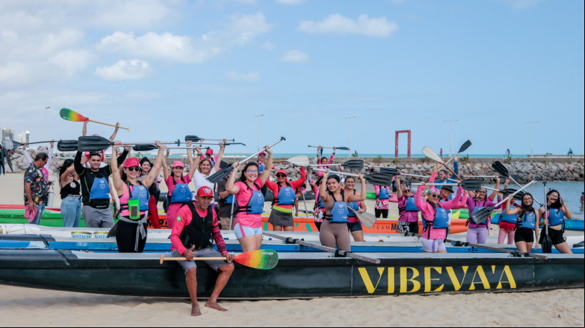 FORTALEZA, CEARÁ, BRASIL, 05-10-2024: Movimento Remadoras Rosa, mulheres sobreviventes de câncer de mama em divulgação para o outubro rosa na Beira Mar. (Foto: Fernanda Barros/ O Povo)