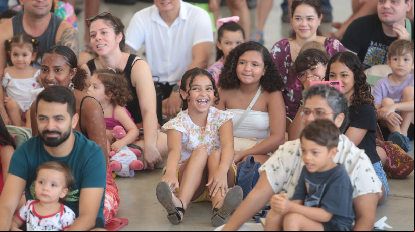 Crianças e pais assistiram à apresentação de grupo circense na Estação das Artes.