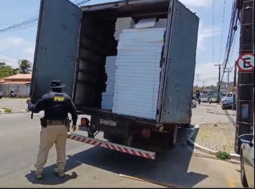 Homem é preso com 111 mil maços de cigarros contrabandeados em Chorozinho 