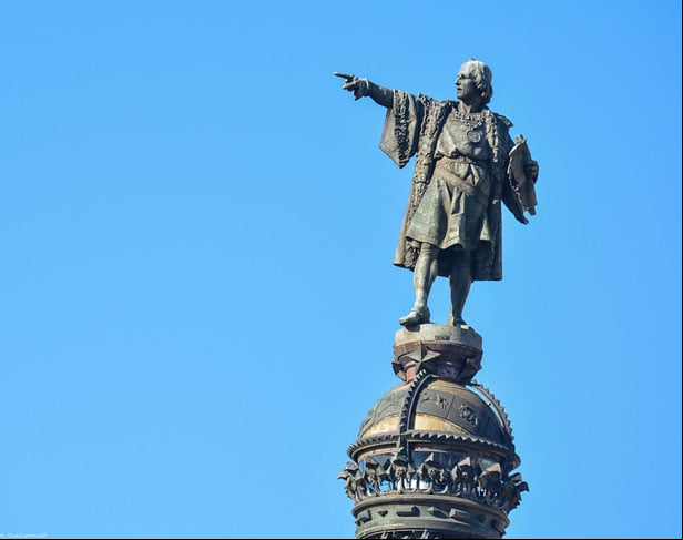 Cristóvão Colombo, que comandava uma expedição financiada pela Espanha, foi quem descobriu a América em 12 de outubro de 1492. A chegada do navegador às Bahamas marcou o início da expansão europeia no continente americano.