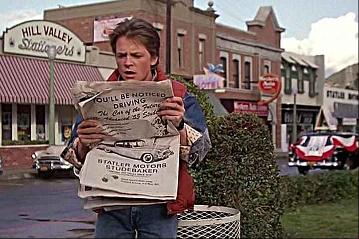 Hill Valley é uma cidade que abriga a torre do relógio e os lares dos personagens do célebre filme De Volta Para o Futuro, estrelado por Michael J. Fox.