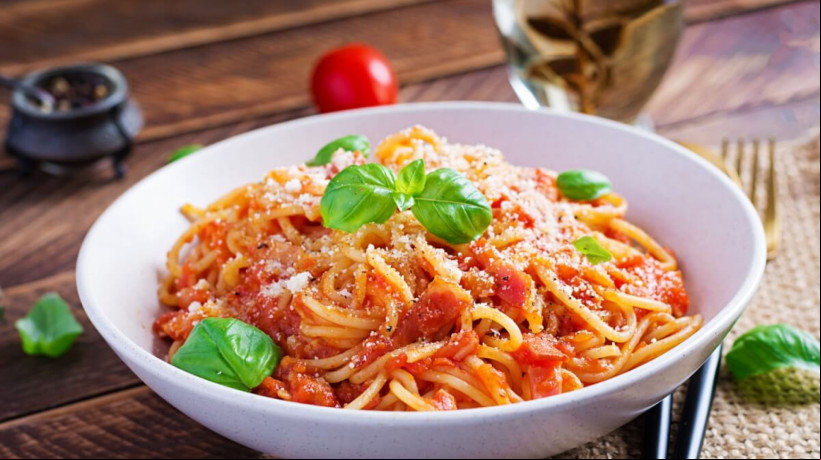 Apesar de simples, o macarrão pode se tornar um prato nutritivo e saboroso (Imagem: Timolina | Shutterstock)