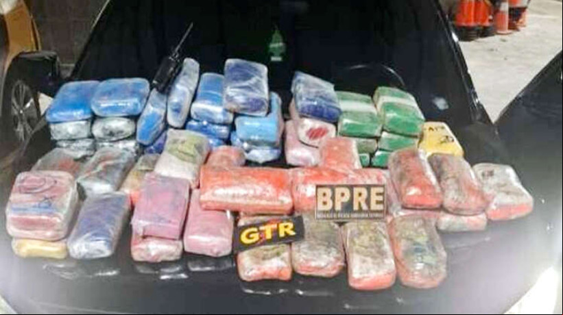 Drogas estavam em dois veÃ­culos e foram localizadas apÃ³s abordagem policial 
