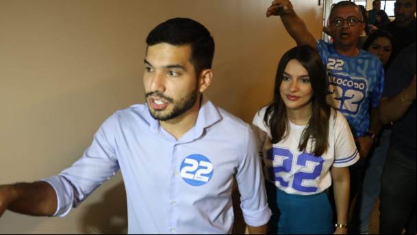 André Fernandes (PL) chega para votar na Alece neste domingo, 27