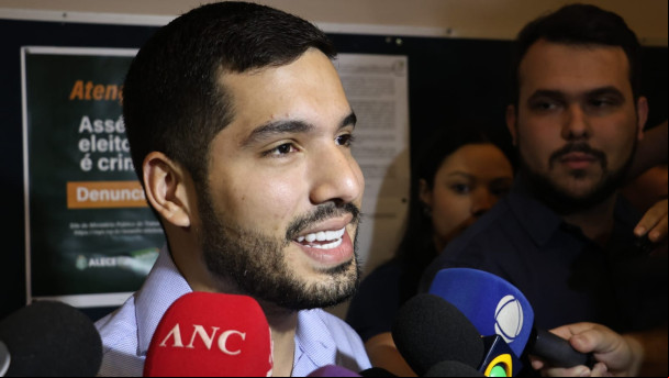 André Fernandes (PL) durante coletiva de imprensa na Alece