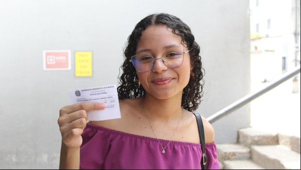 Estudante Vitória Souza, de 16 anos, vota pela primeira vez
