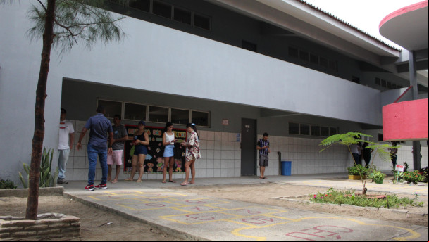 Escola Celina Sá Morais registra pouco movimento na manhã deste domingo, 27