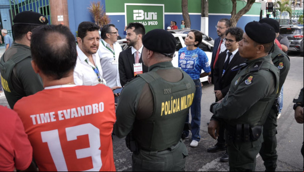 Policiais localizados em frente ao Centro Universitário Farias Brito, em Fortaleza, onde vota o candidato Evandro Leitão (PT)