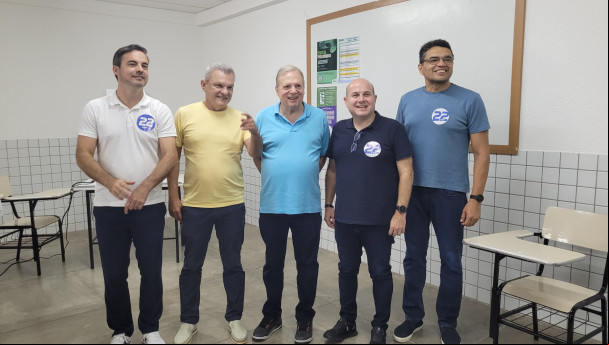 Tasso Jereissati chega ao local de sua votação acompanhado do prefeito José Sarto e de apoiadores de André Fernandes