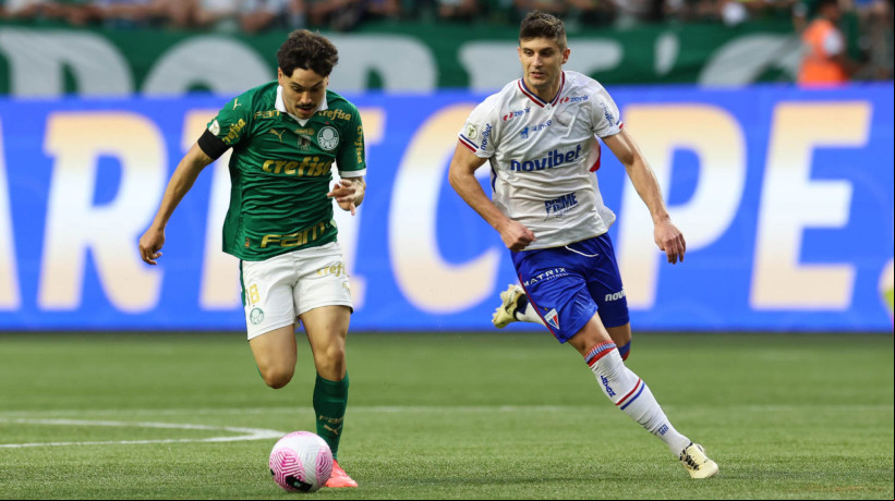 Maurício e Kuscevic disputam lance no jogo Palmeiras x Fortaleza, no Allianz Parque, pelo Campeonato Brasileiro Série A 2024