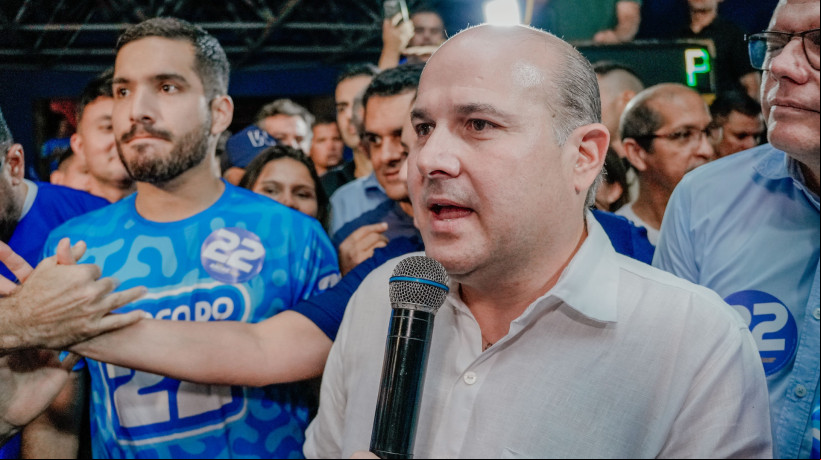 Ex-prefeito Roberto Cláudio (PDT) parabenizou o candidato derrotado nas eleições André Fernandes (PL) e desejou sucesso ao prefeito eleito Evandro Leitão (PT)