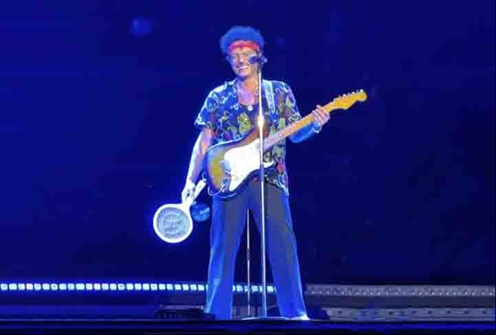 Vídeo mostrando Bruno Mars com a raquete elétrica na mão durante o show na capital federal viralizou na internet.